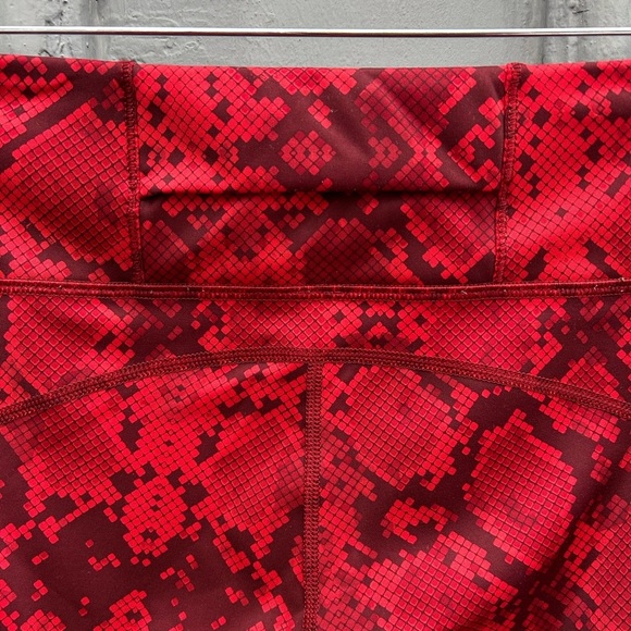 Lululemon Vent It Out Crop, size 6 - Picture 8 of 13